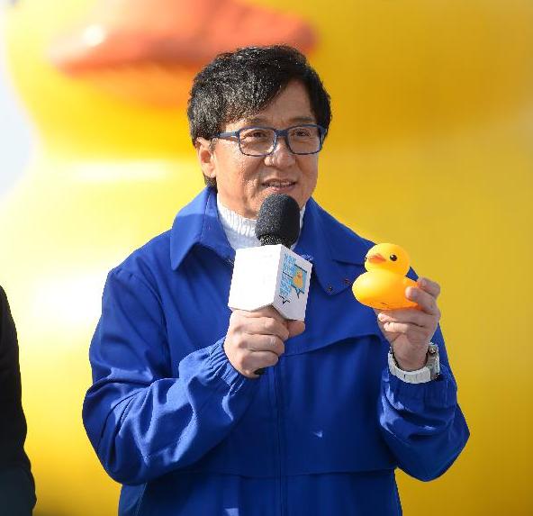 Beijing: Ceremonia de despedida en Palacio de Verano para pato gigante de goma (7)