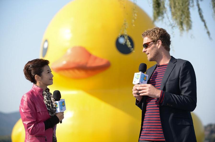 Beijing: Ceremonia de despedida en Palacio de Verano para pato gigante de goma (3)