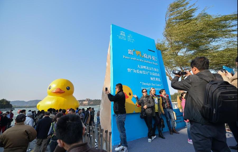 Beijing: Ceremonia de despedida en Palacio de Verano para pato gigante de goma (5)