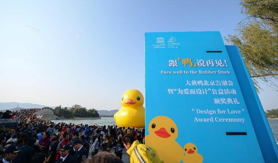 Beijing: Ceremonia de despedida en Palacio de Verano para pato gigante de goma