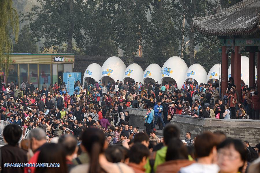 El último día del pato gigante de goma en Beijing