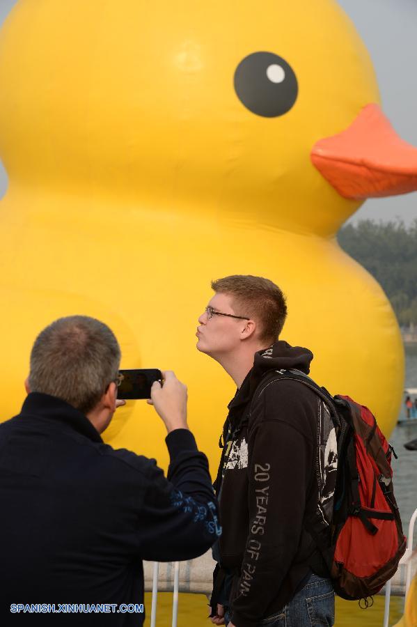 El último día del pato gigante de goma en Beijing