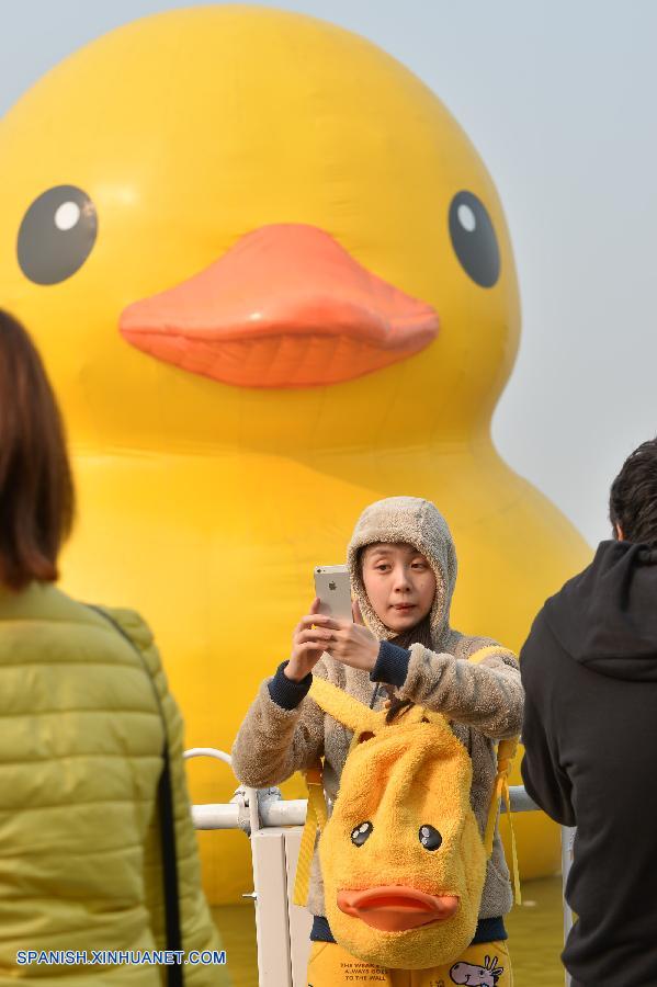 El último día del pato gigante de goma en Beijing