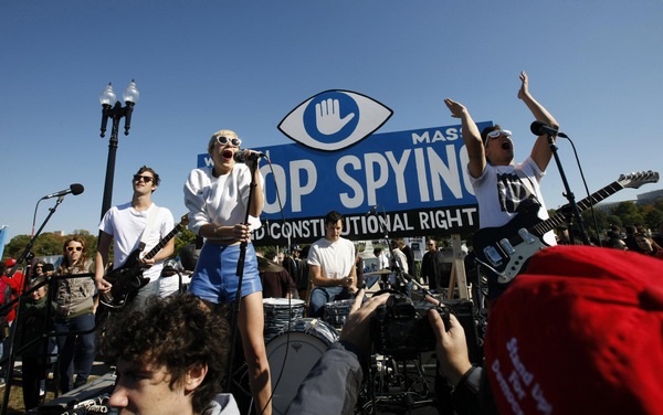 Manifestantes protestan por el espionaje del gobierno de EE.UU
