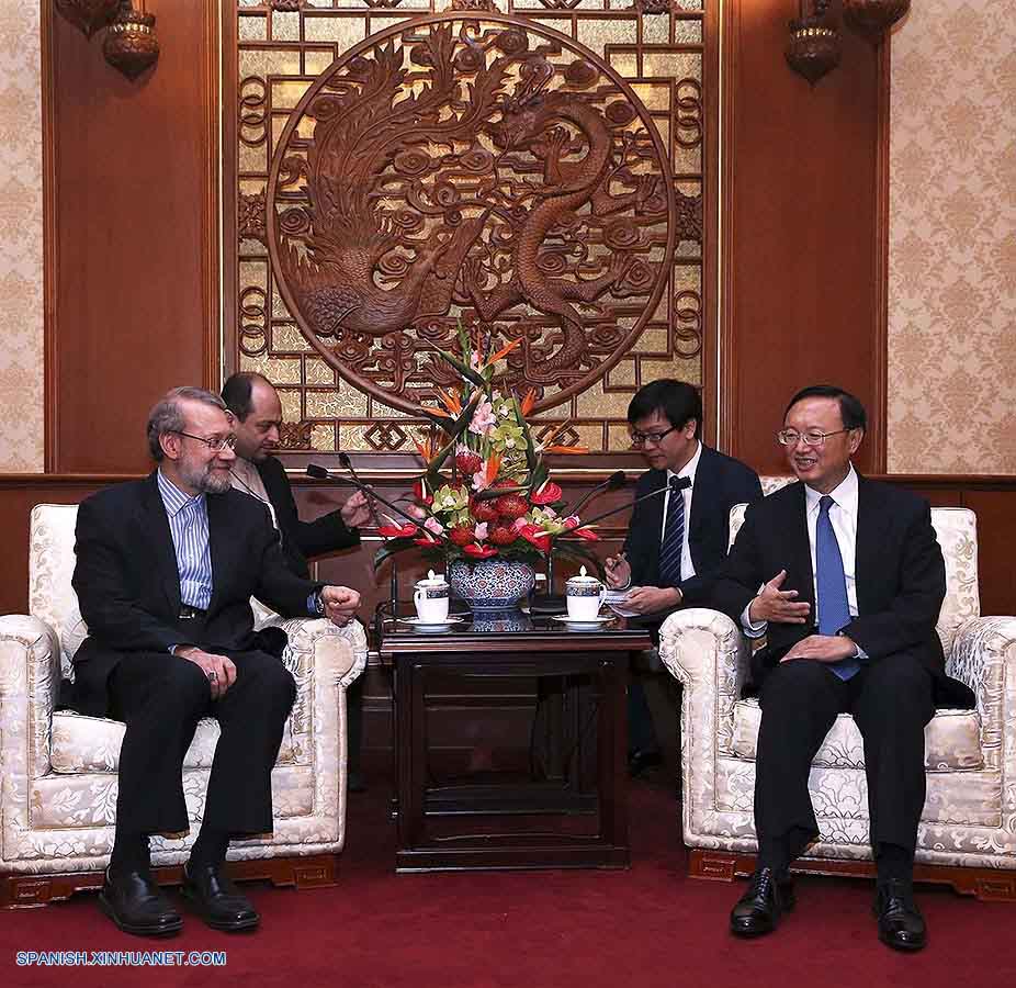 Consejero de Estado de China se reúne con presidente parlamentario de Irán