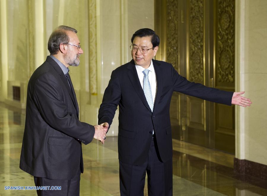 Máximo legislador chino se reúne con presidente de Parlamento iraní