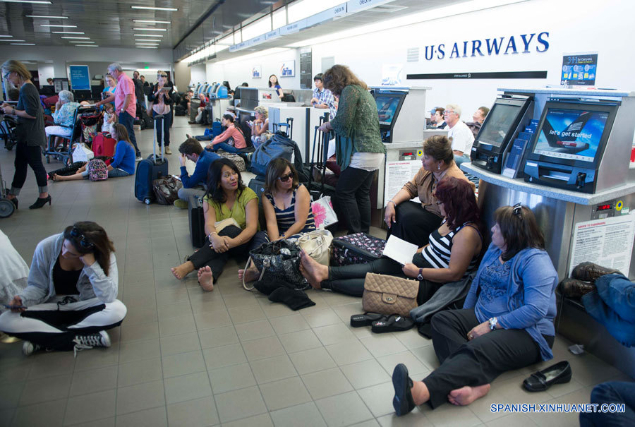 Evacuan terminal de aeropuerto internacional de Los Angeles por tiroteo
