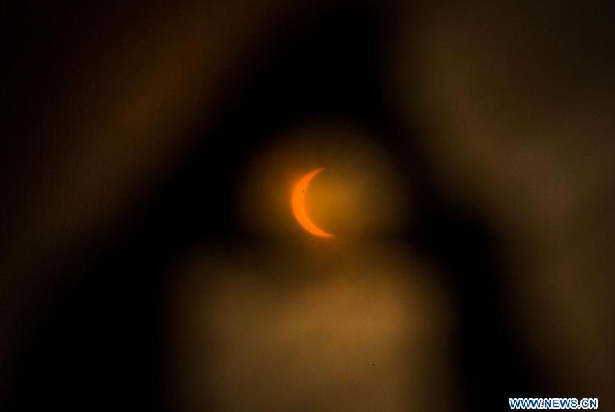 El mundo presencia el eclipse solar parcial (2)