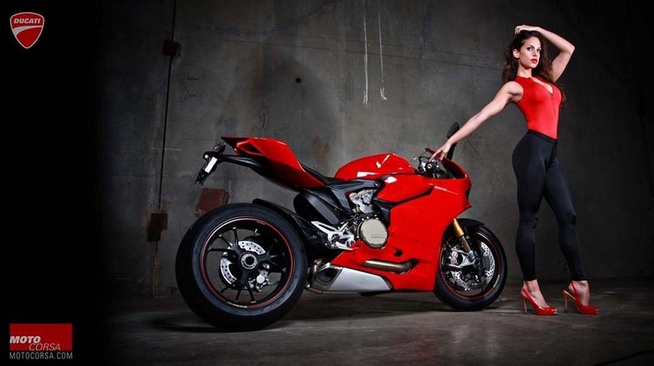 Hombres fuertes imitan a modelos sexys en anuncio de motocicleta 3