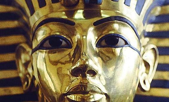 Tutankamón falleció en un accidente de tráfico