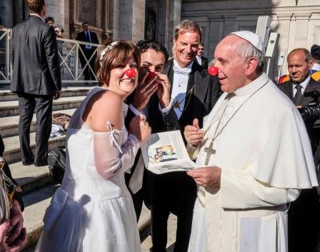 El Papa con nariz de payaso