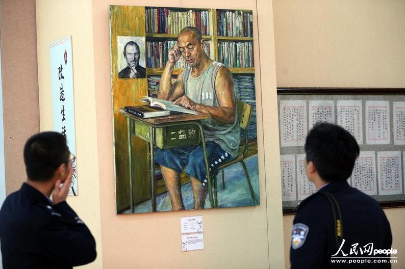 Altos ex oficiales penitenciarios exhiben pinturas y caligrafías