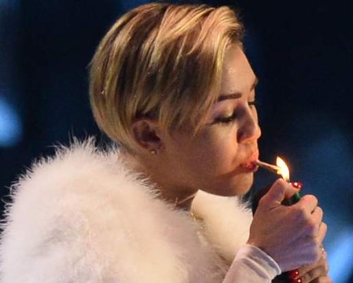 Miley Cyrus se fuma un porro en el escenario de los premios MTV