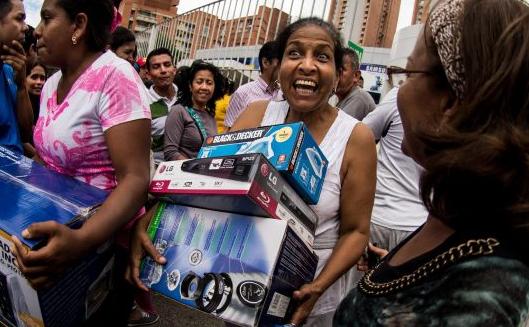 Maduro ordena la ocupación de tiendas y cierra páginas web