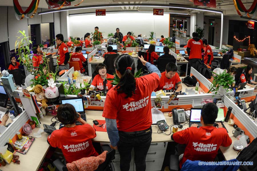 Minoristas en línea de China aprovechan compras de "Día de los Solteros"