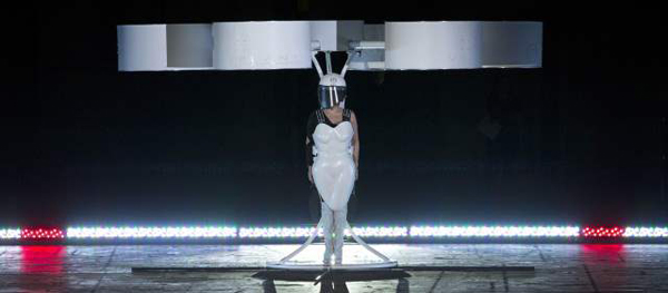 Lady Gaga revela el primer vestido volador del mundo