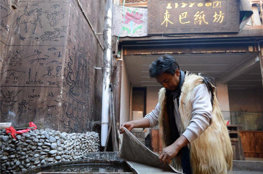 Arte del hacer papel Dongba en Lijiang (8)