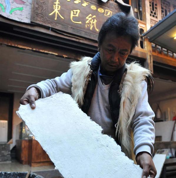 Arte del hacer papel Dongba en Lijiang (10)