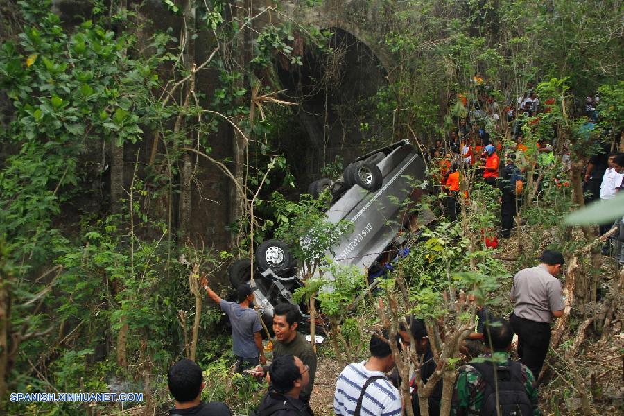 Crece a 7 cifra de muertos por accidente de autobús en Indonesia