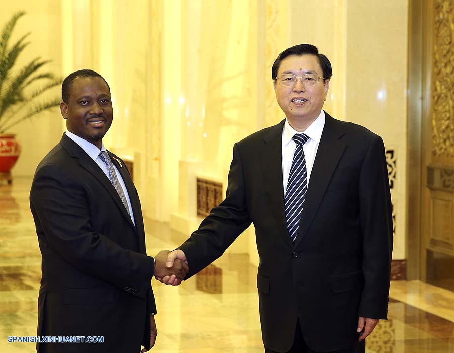 Máximo legislador chino se reúne con presidente de parlamento marfileño 