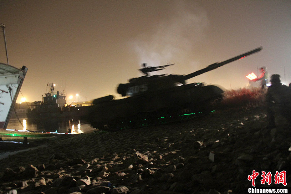 EPL realiza maniobras militares de atravesar el mar y aterrizaje nocturno