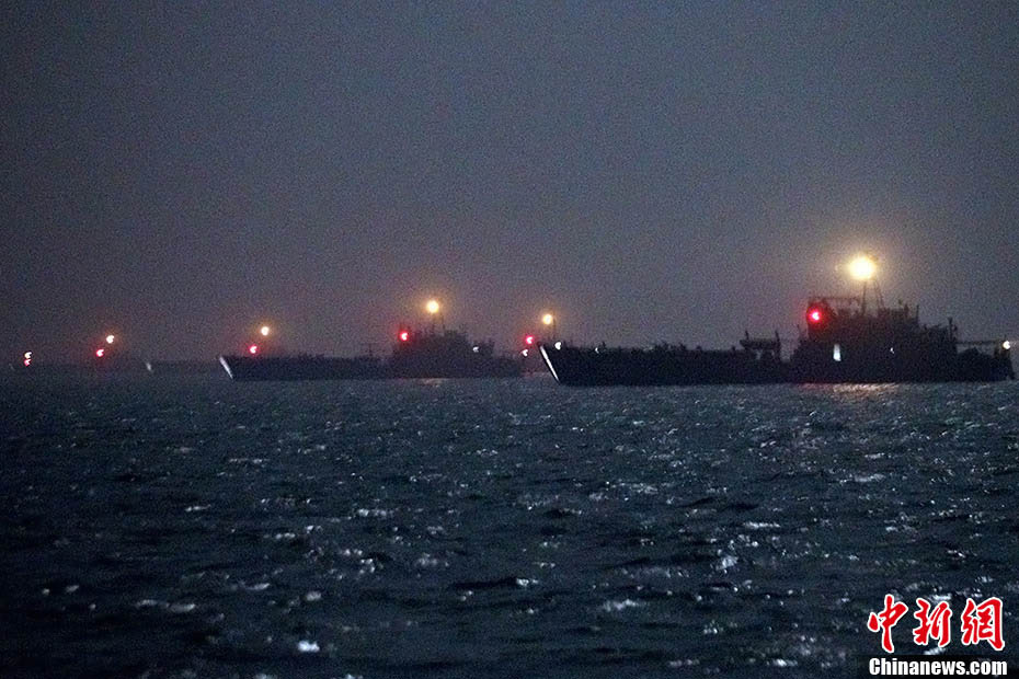 EPL realiza maniobras militares de atravesar el mar y aterrizaje nocturno
