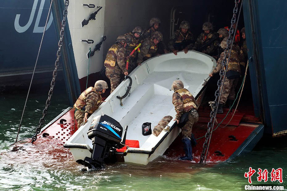 EPL realiza maniobras militares de atravesar el mar y aterrizaje nocturno