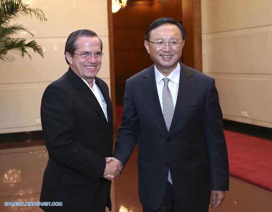 Consejero de Estado chino se reúne con canciller ecuatoriano