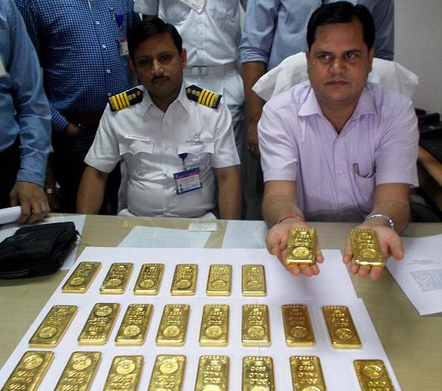 Encuentran 24 lingotes de oro en el baño de un avión indio