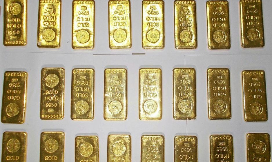 Encuentran 24 lingotes de oro en el baño de un avión indio (3)