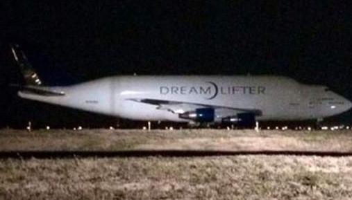 Enorme Boeing 747 aterriza por error en pequeño aeropuerto