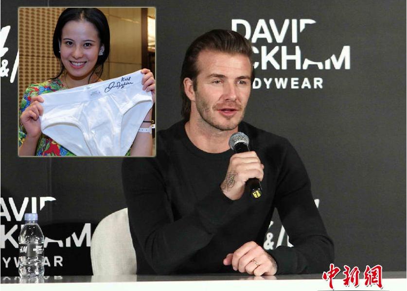 Beckham firma autógrafos sobre ropa interior en Shanghai