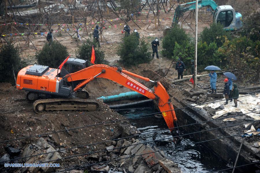 Sube a 52 cifra de muertos tras explosión de oleoducto en este de China