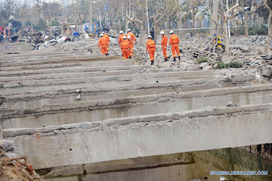 Evacuan a 18.000 personas por explosión de oleducto en China