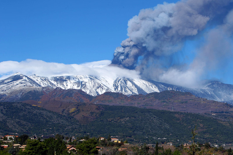 Monte Etna entra en erupción
