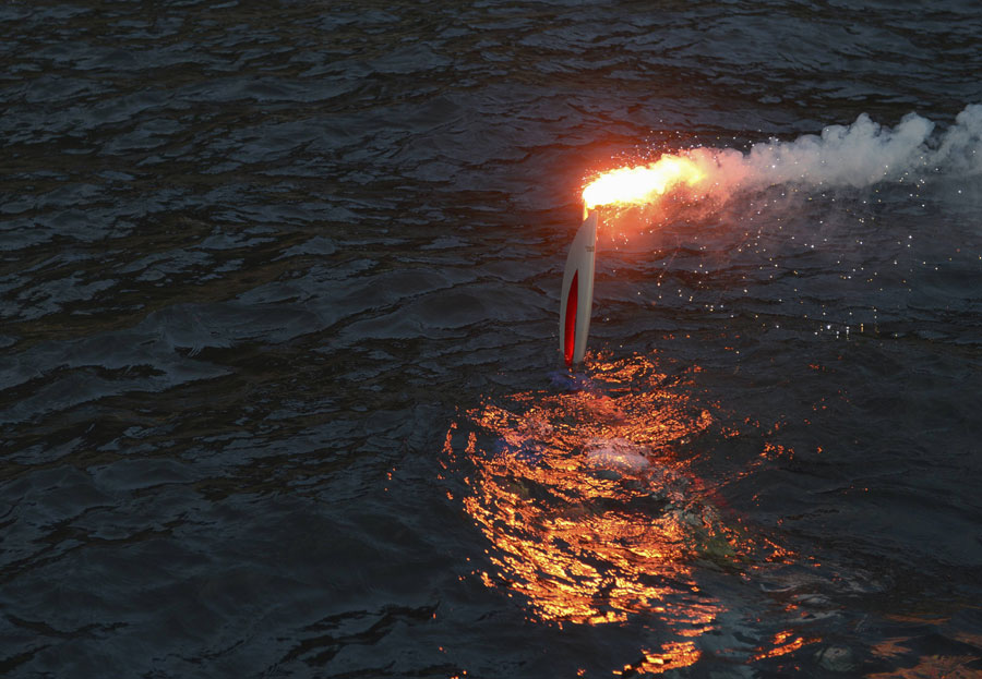 Llama olímpica de Sochi se sumerge en un lago
