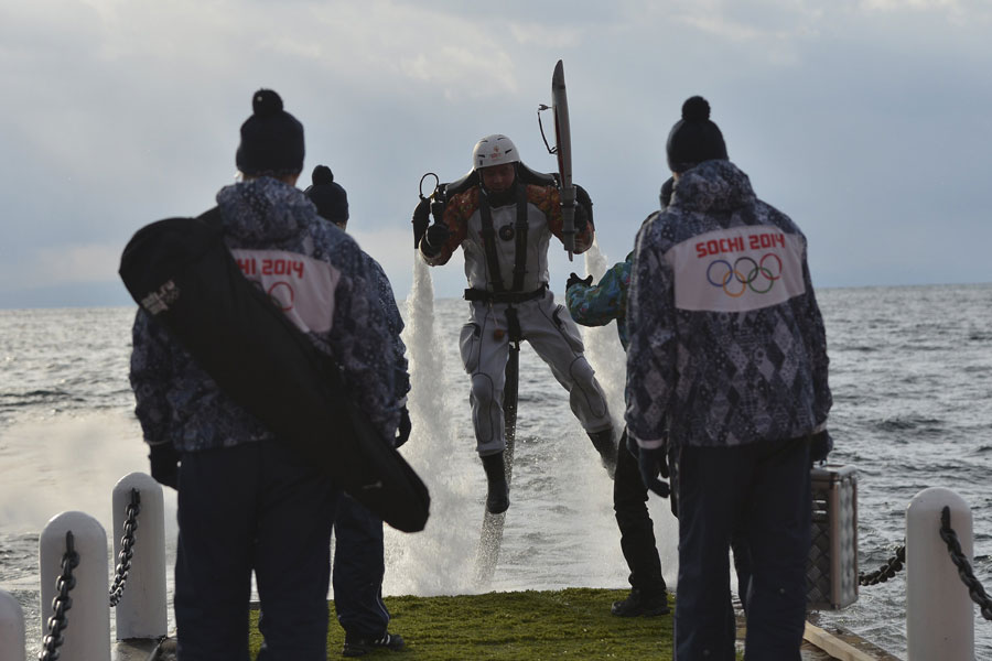 Llama olímpica de Sochi se sumerge en un lago