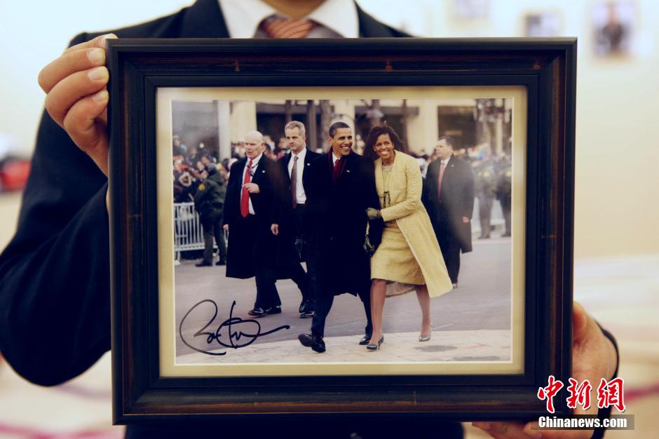 Se subasta en Pekín una foto con la firma de Obama asumiendo su cargo por 80.000 yuanes