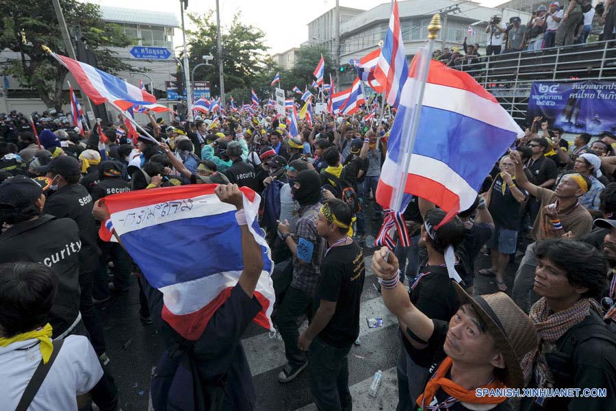 Manifestantes antigubernamentales ocupan cancillería tailandesa