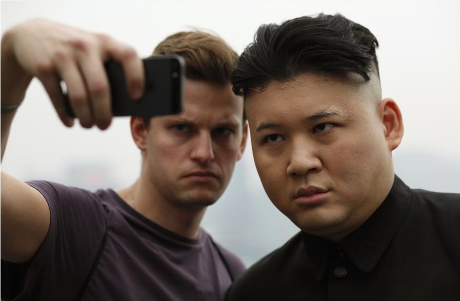 Hombre parecido a Kim Jong-un hace girar cabezas