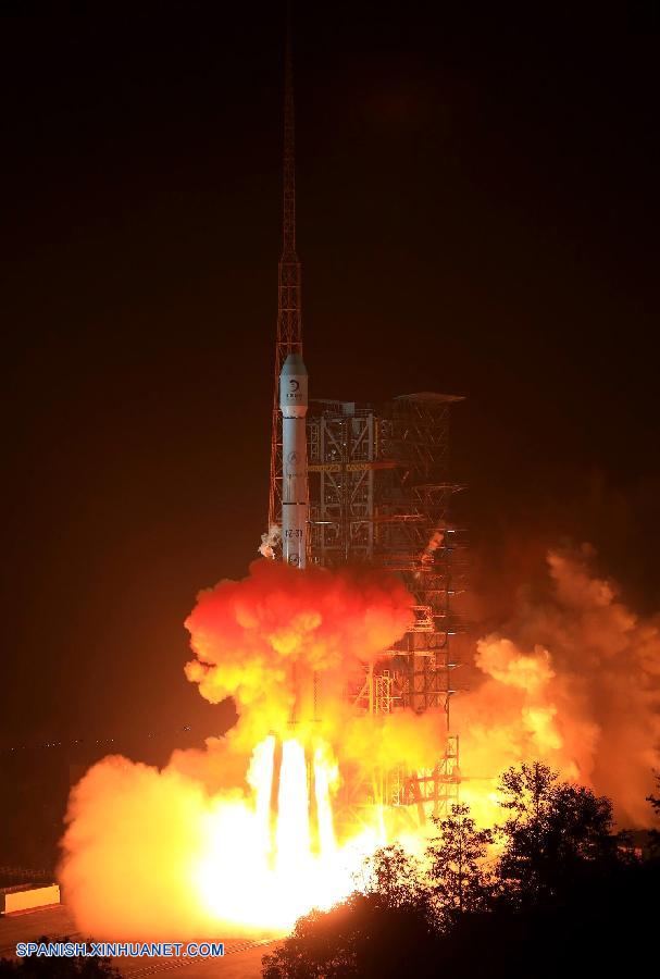 Despega sonda lunar de China con su primer vehículo lunar a bordo