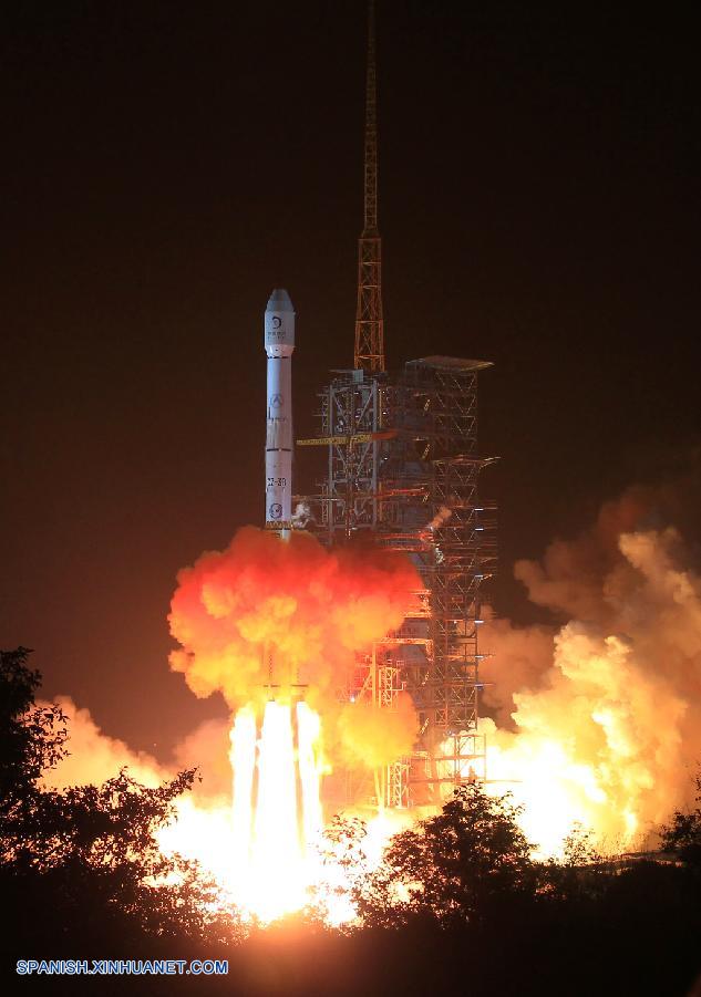 China lanza sonda y vehículo a la luna