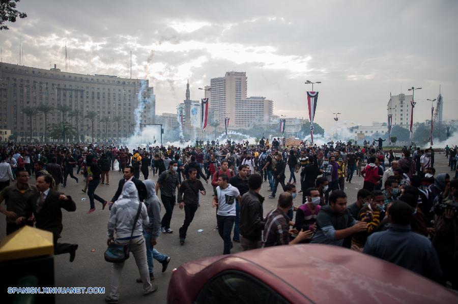 Policía egipcia arroja gas lacrimógeno para dispersar a simpatizantes de Morsi
