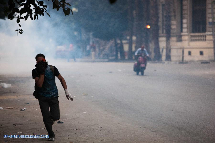 Policía egipcia arroja gas lacrimógeno para dispersar a simpatizantes de Morsi