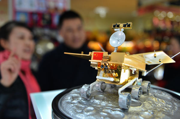 China saca al mercado modelo de vehículo lunar "Conejo de Jade"
