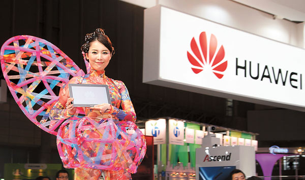 Una modelo muestra la tablet Ascend de Huawei en una feria de productos electrónicos en Chiba, Japón. La empresa comenzó a explorar el mercado extranjero hace una década, y ahora tiene 70.000 personas encargadas de investigación y desarrollo a nivel mundial. FENG WUYONG / XINHUA