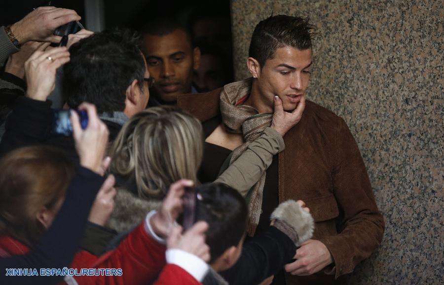 Fútbol: Cristiano Ronaldo conoce a su réplica en el Museo de Cera en Madrid