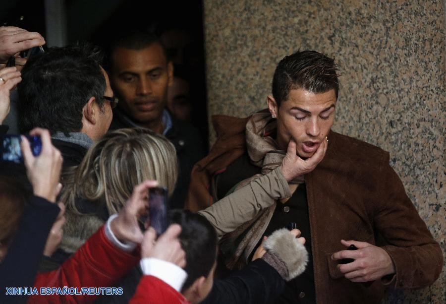 Fútbol: Cristiano Ronaldo conoce a su réplica en el Museo de Cera en Madrid