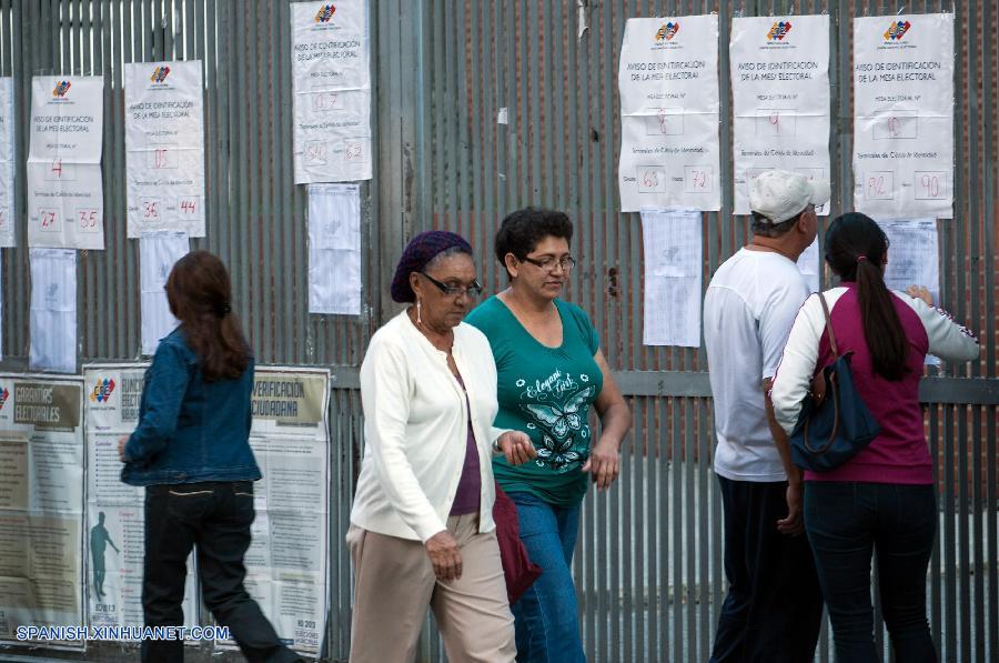 Cierran mesas electorales en Venezuela para iniciar conteo de votos