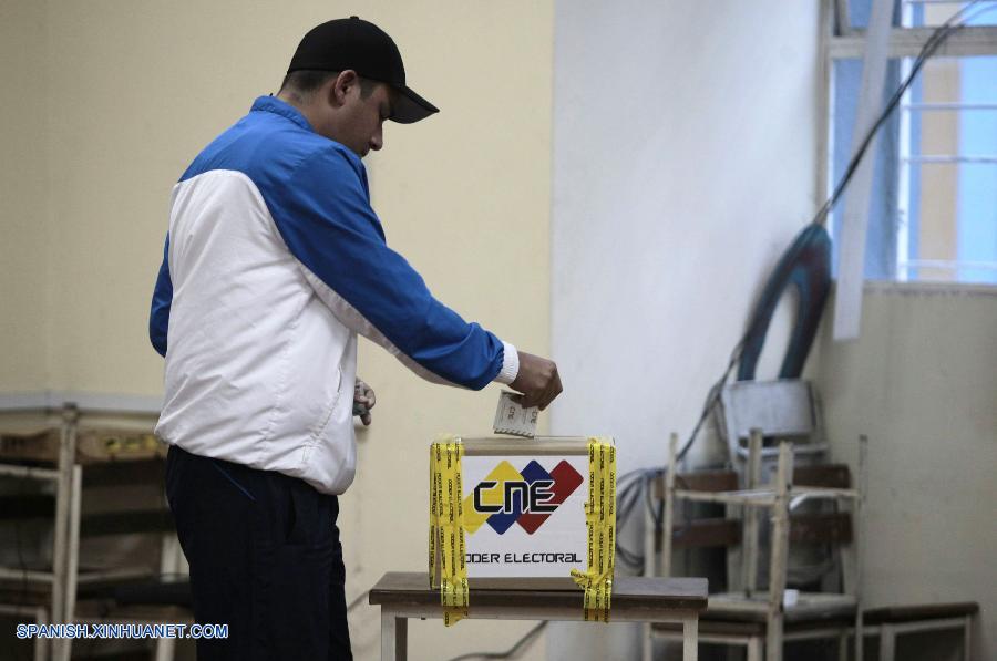 Cierran mesas electorales en Venezuela para iniciar conteo de votos